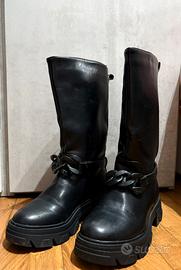 Anfibi neri con catena