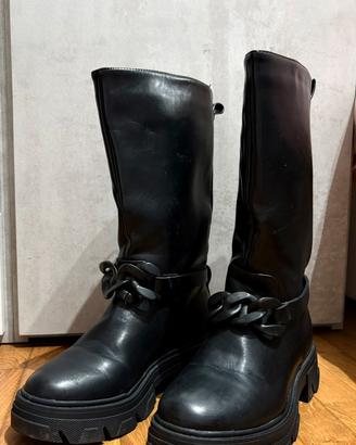 Anfibi neri con catena