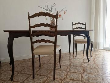 Tavolo vintage con quattro sedie