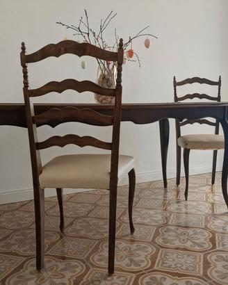 Tavolo vintage con quattro sedie