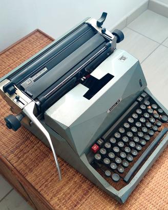 Macchina da scrivere Olivetti lettera 82 diaspron