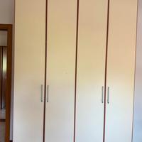 Armadio in legno a 4 ante