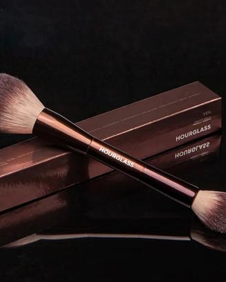 Pennello Veil powder brush Hourglass