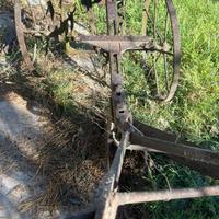Antico aratro d'epoca trainato