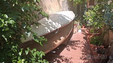 Coppia di canoe con relativi remi.