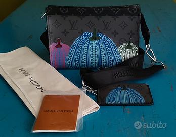 Louis Vuitton LV x YK Pochette Voyage Stampa Zucca