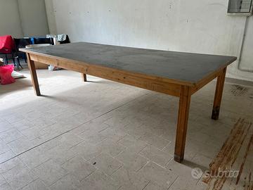 Tavolo in legno da lavoro