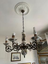 Lampadario in ferro battuto e ceramica