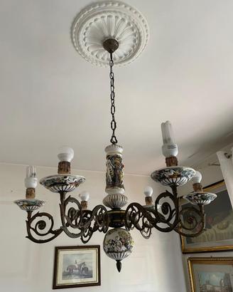 Lampadario in ferro battuto e ceramica