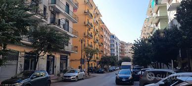 Negozio con doppia vetrina