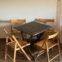 Tavolo e sedie da giardino