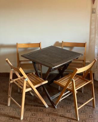 Tavolo e sedie da giardino
