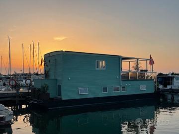 Nautica houseboat