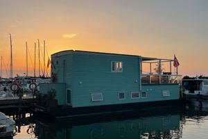 Nautica houseboat
