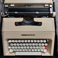 Macchina da scrivere OLIVETTI LETTERA 35 del 1972