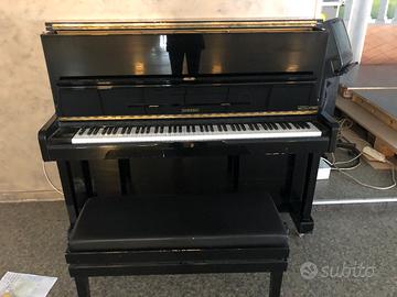 Bel pianoforte nero lucido con sgabello