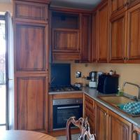 Cucina stile classico in legno con finitura noce