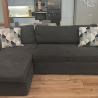 Divano grigio con chaise longue e letto estraibile