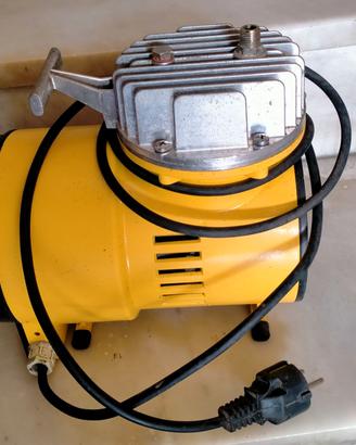 Compressore silenziato a membrana per aerografo
