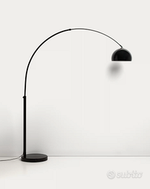 Lampada da terra Madali kave home in acciaio nera