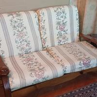 divano in legno arte povera con poltrone e tavolin