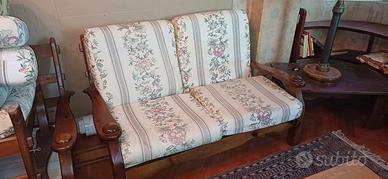 divano in legno arte povera con poltrone e tavolin