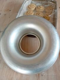 stampo da forno per ciambella con buco al centro 