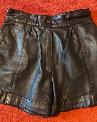 Pantaloncino/gonna in pelle artigianale.