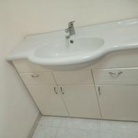 Mobile bagno bianco con ampio lavabo lucido