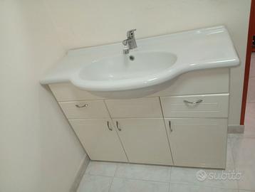 Mobile bagno bianco con ampio lavabo lucido
