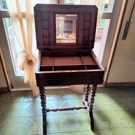 Antico tavolino da lavoro