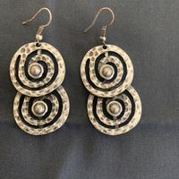 Orecchìni di bigiotteria di color argento