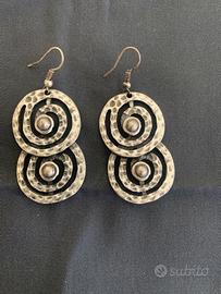 Orecchìni di bigiotteria di color argento