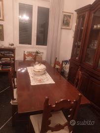 Tavolo classico in legno con 6 sedie