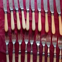 Set di 10 forchette e 10 coltelli da dolce antichi