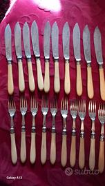 Set di 10 forchette e 10 coltelli da dolce antichi