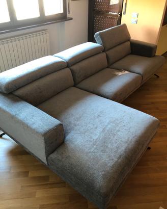Divano grigio tessuto 3 posti