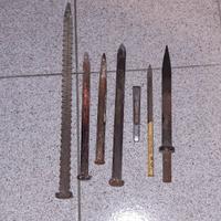 Martelli mazzette scalpelli e cazzuola