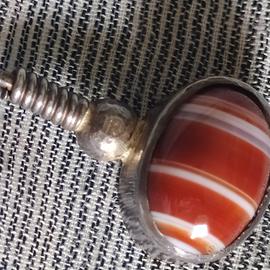 Spillone anni '70, argento e agata corniola rossa