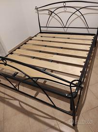 Letto in ferro con verniciatura a fuoco 