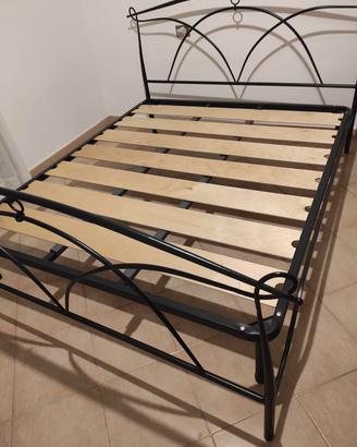 Letto in ferro con verniciatura a fuoco 
