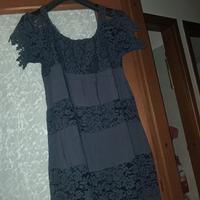 vestito blu notte con pizzo. lascia scoperte le sp