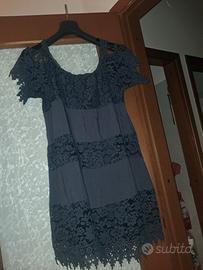 vestito blu notte con pizzo. lascia scoperte le sp