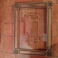 sculture di legno con cornice.