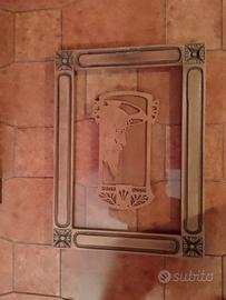 sculture di legno con cornice.