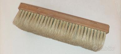Vecchia spazzola, setole naturali.  In legno.