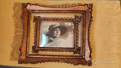 Cornice barocca con foto vintage di donna