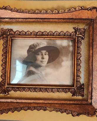 Cornice barocca con foto vintage di donna