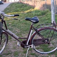 bicicletta da donna con I freni a bacchetta 