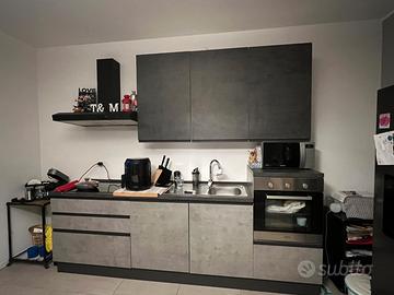 Cucina completata di elettrodomestici